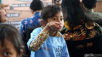 Anak-anak ini berasal dari Yayasan Santi Rama.