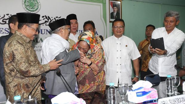 Sukmawati Soekarnoputri mencium tangan Ketua Umum MUI, KH Ma'ruf Amin. Foto: Yulida/detikcom