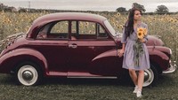 Tak jarang kalau menemukan spot kece, Mona dan Maurice akan berhenti dan foto-foto dulu, seperti di kebun bunga matahari ini. Jalan-jalan bareng Maurice membantu meredakan rasa gelisah Mona. (@monalogue/Instagram)