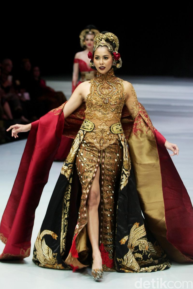 Rancangan kebaya Anne Avantie di IFW 2018