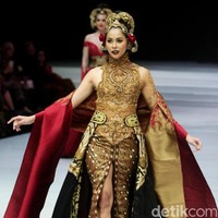 Desainer Anne Avantie memamerkan kebaya modern terbarunya di Indonesia Fashion Week 2018 dalam fashion show bertema Sekarayu Sriwedari’ yang digelar di Jakarta Convention Center, Senayan, Kamis [29/3/2018]. [Foto: Mohammad Abduh/Wolipop]