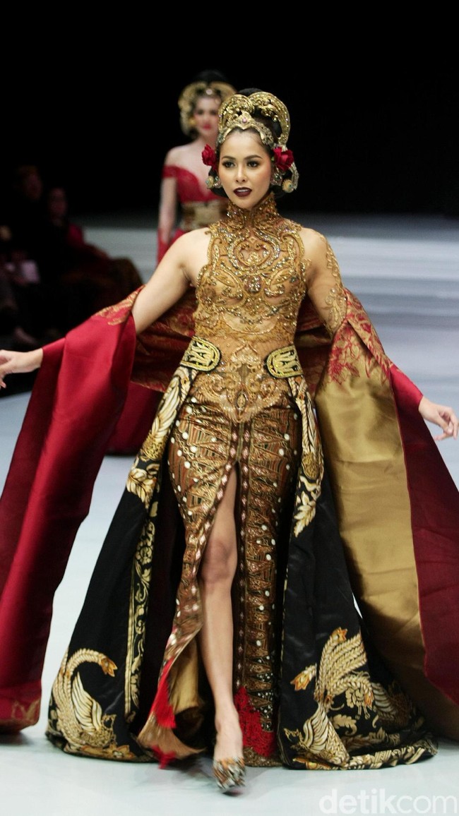 Desainer Anne Avantie memamerkan kebaya modern terbarunya di Indonesia Fashion Week 2018 dalam fashion show bertema Sekarayu Sriwedari’ yang digelar di Jakarta Convention Center, Senayan, Kamis [29/3/2018]. [Foto: Mohammad Abduh/Wolipop]