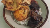 Disebut sebagai comfort food. Nasi uduk ini terdiri dari telur ceplok balado, semur tahu, semur jengkol, kerupuk hingga peyek udang. Foto: Istimewa