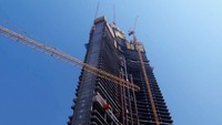 Saat ini pembangunan sudah mencapai 61 lantai setinggi 245,5 meter. Sudah lebih tinggi dari Patung Liberty (155 meter), tapi masih 60 meter lebih rendah dari Menara Eiffel (300 meter). Istimewa/CNN.