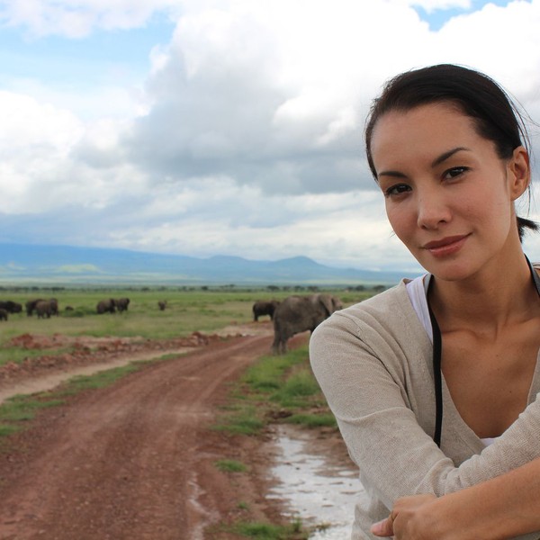 Di tahun 2014 silam, Nadya juga pernah berkunjung ke Afrika untuk melakukan kegiatan peduli fauna gajah. Tampak gajah di latar belakang fotonya (nadyahutagalung/Instagram) Di tahun 2014 silam, Nadya juga pernah berkunjung ke Afrika untuk melakukan kegiatan peduli fauna gajah. Tampak gajah di latar belakang fotonya (nadyahutagalung/Instagram)