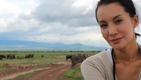 Di tahun 2014 silam, Nadya juga pernah berkunjung ke Afrika untuk melakukan kegiatan peduli fauna gajah. Tampak gajah di latar belakang fotonya (nadyahutagalung/Instagram)