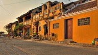Warna kuning, seperti penjelasan di atas sangat ideal untuk iklim tropis yang lembab di Kota Tua Hoi An juga Vietnam (Rehahn/BBC Travel)