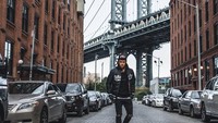 Tampil penuh gaya di atas lapangan, Alex Oxlade-Chamberlain juga punya gayanya sendiri saat liburan (alexoxchamberlain/Instagram)