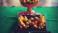 Selain sesajen, ia juga membuat tumpeng untuk dimakan bersama teman-temannya. Tumpengnya berisi telur hingga urap. Foto: Instagram @gphpaundrakarna1