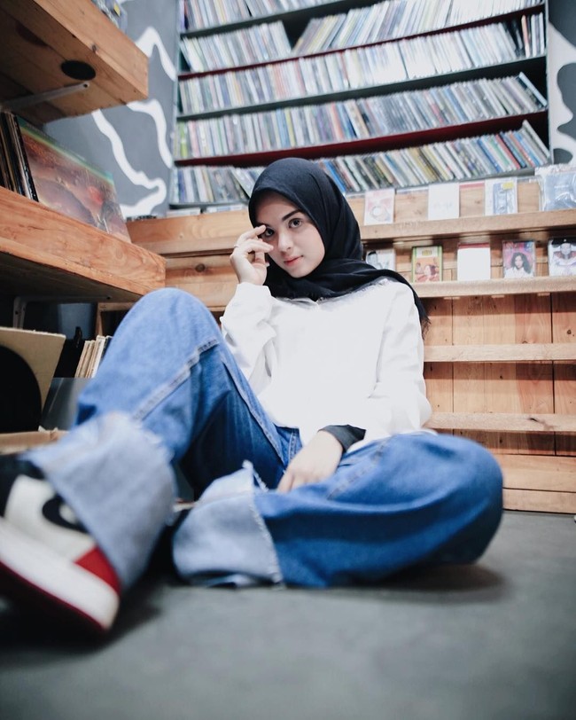 Sesuai dengan usianya yang masih 21 tahun, Vebby sering memilih tampilan kasual seperti padanan kemeja dan celana jeans. Foto: Instagram Vebby Palwinta