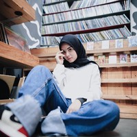 Sesuai dengan usianya yang masih 21 tahun, Vebby sering memilih tampilan kasual seperti padanan kemeja dan celana jeans. Foto: Instagram Vebby Palwinta