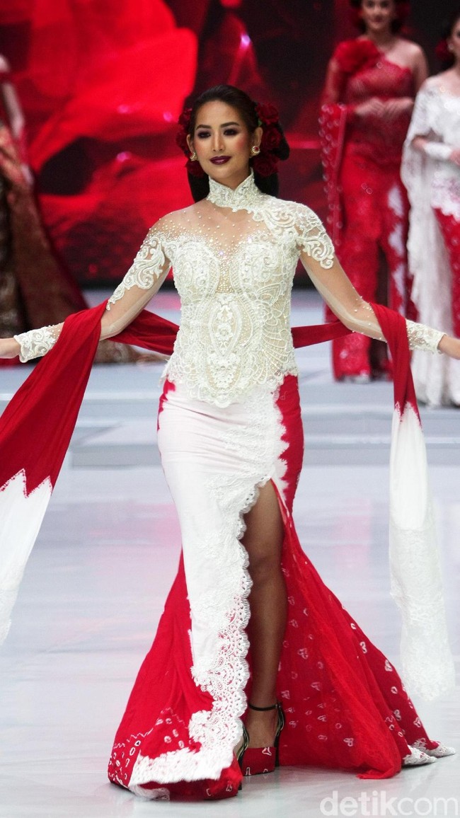 Desainer Anne Avantie memamerkan kebaya modern terbarunya di Indonesia Fashion Week 2018 dalam fashion show bertema Sekarayu Sriwedari’ yang digelar di Jakarta Convention Center, Senayan, Kamis [29/3/2018]. [Foto: Mohammad Abduh/Wolipop]