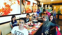 Umur boleh muda, yang penting jiwa tua,  tulis akun @ajunperwira saat makan di sebuah restoran all you can eat Jepang. Padahal kenyataannya kebalik, ya. Hihi Foto: Instagram @ajunperwira