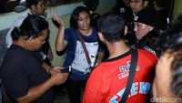Polisi memintai keterangan warga.