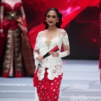 Desainer Anne Avantie memamerkan kebaya modern terbarunya di Indonesia Fashion Week 2018 dalam fashion show bertema Sekarayu Sriwedari’ yang digelar di Jakarta Convention Center, Senayan, Kamis [29/3/2018]. [Foto: Mohammad Abduh/Wolipop]