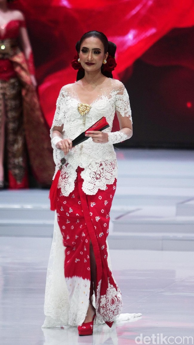 Desainer Anne Avantie memamerkan kebaya modern terbarunya di Indonesia Fashion Week 2018 dalam fashion show bertema Sekarayu Sriwedari’ yang digelar di Jakarta Convention Center, Senayan, Kamis [29/3/2018]. [Foto: Mohammad Abduh/Wolipop]