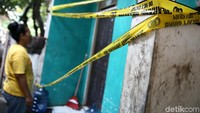 Warga melihat kontrakan yang dijadikan tempat pembuatan miras oplosan di Jalan Bumi Raya 1, Duren Sawit, Jakarta Timur, Kamis (5/4/2018).