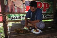 Tongseng belut dan pepes uling khas Banyuwangi biasa disajikan pedas. (Foto: Ardian Fanani) 
