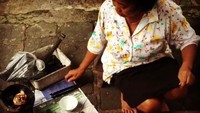 Dari dapur bobrok begini terciptalah kudapan lezat menyehatkan, tulisnya. Wah, sepertinya ini kue apem terlezat yang pernah ia makan. Sampai ia rela merekam si penjual. Foto: Instagram @gphpaundrakarna1