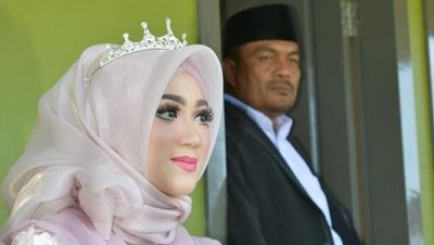 Potret Istri Kades di Aceh yang Dipuji bak Barbie di Foto Pernikahannya