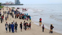 Ratusan warga berkumpul untuk membersihkan pesisir Pantai Kilang Mandiri di Balikpapan, Kalimantan Timur, Rabu (4/4). ANTARA FOTO/Sheravim.