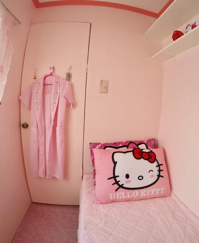 Giearson sangat tahu kalau kekasihnya sangat menyukai Hello Kitty dan warna pink. Maka dia mengecat seluruh kamar dengan pink lembut. Pria romantis ini juga membeli bantal dan baju mandi gambar Hello Kitty. Foto: Facebook /Giearson Agapito Genova