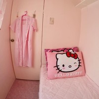 Giearson sangat tahu kalau kekasihnya sangat menyukai Hello Kitty dan warna pink. Maka dia mengecat seluruh kamar dengan pink lembut. Pria romantis ini juga membeli bantal dan baju mandi gambar Hello Kitty. Foto: Facebook /Giearson Agapito Genova