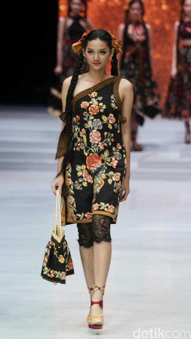 Desainer Anne Avantie memamerkan kebaya modern terbarunya di Indonesia Fashion Week 2018 dalam fashion show bertema Sekarayu Sriwedari’ yang digelar di Jakarta Convention Center, Senayan, Kamis [29/3/2018]. [Foto: Mohammad Abduh/Wolipop]