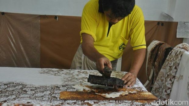 Salah satu metode pembuatan Batik Kudus. 