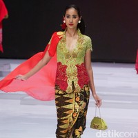 Desainer Anne Avantie memamerkan kebaya modern terbarunya di Indonesia Fashion Week 2018 dalam fashion show bertema Sekarayu Sriwedari’ yang digelar di Jakarta Convention Center, Senayan, Kamis [29/3/2018]. [Foto: Mohammad Abduh/Wolipop]