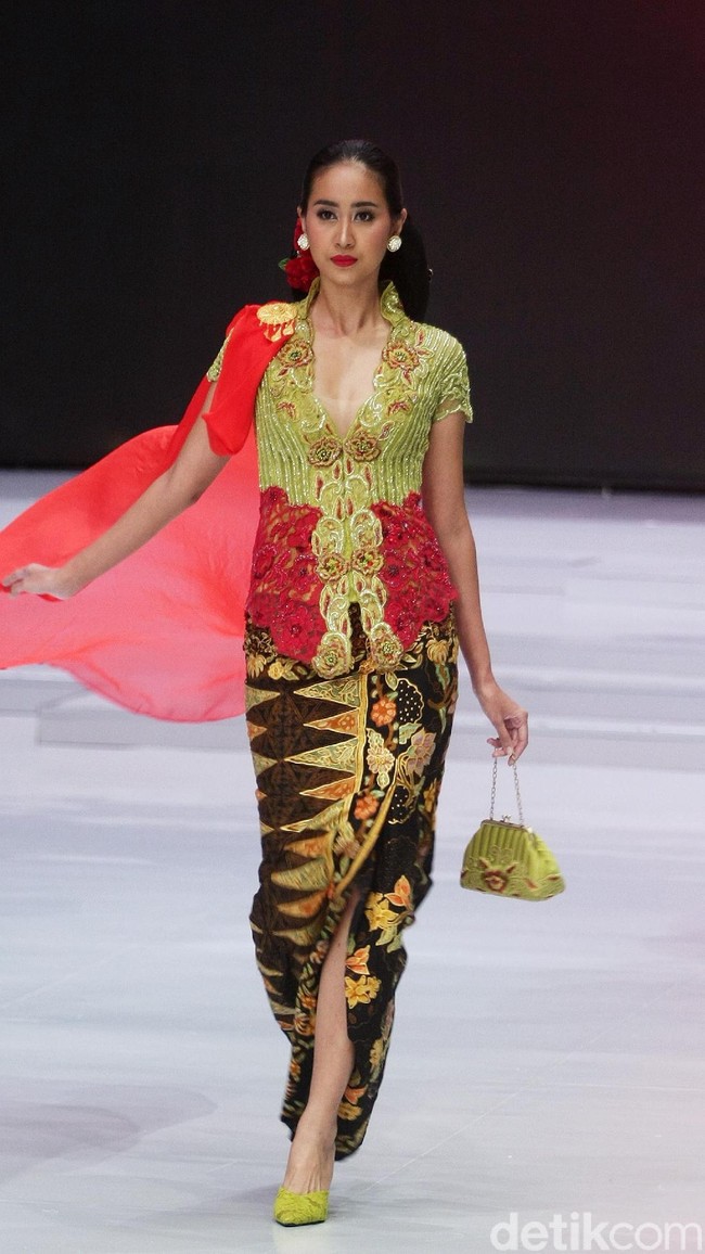 Desainer Anne Avantie memamerkan kebaya modern terbarunya di Indonesia Fashion Week 2018 dalam fashion show bertema Sekarayu Sriwedari’ yang digelar di Jakarta Convention Center, Senayan, Kamis [29/3/2018]. [Foto: Mohammad Abduh/Wolipop]
