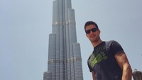 Tidak selalu bepergian sendirian, Ortiz juga sering liburan bersama teman-teman dan keluarganya. Ini gayanya saat berkunjung ke Burj Khalifa di Dubai. (isaior/Instagram)