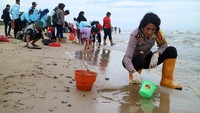 Wakapolres Balikpapan Komisaris Pol Yolanda (kanan) beserta peserta lain membersihkan pesisir Pantai Kilang Mandiri di Balikpapan, Kalimantan Timur, Rabu (4/4). ANTARA FOTO/Sheravim.