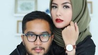 Revalina S Temat juga memilih pria yang lebih muda yaitu Rendy Aditya Gunawan. (Dok. Instagram/vatemat)