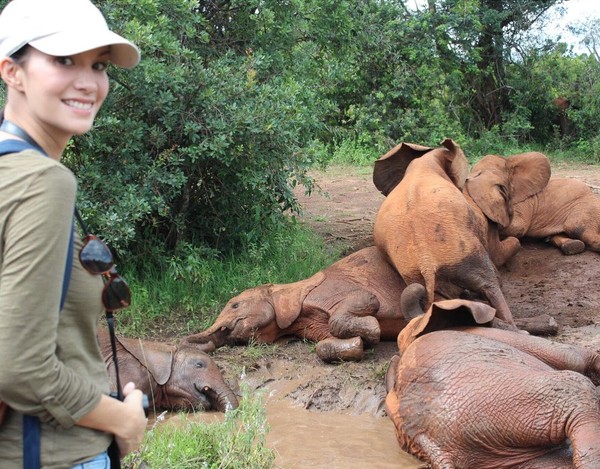 Pada kesempatan itu, Nadya membuat sebuah film dokumenter tentang gajah di Afrika. Sudah cantik, mulia juga niat Nadya (nadyahutagalung/Instagram) Pada kesempatan itu, Nadya membuat sebuah film dokumenter tentang gajah di Afrika. Sudah cantik, mulia juga niat Nadya (nadyahutagalung/Instagram)