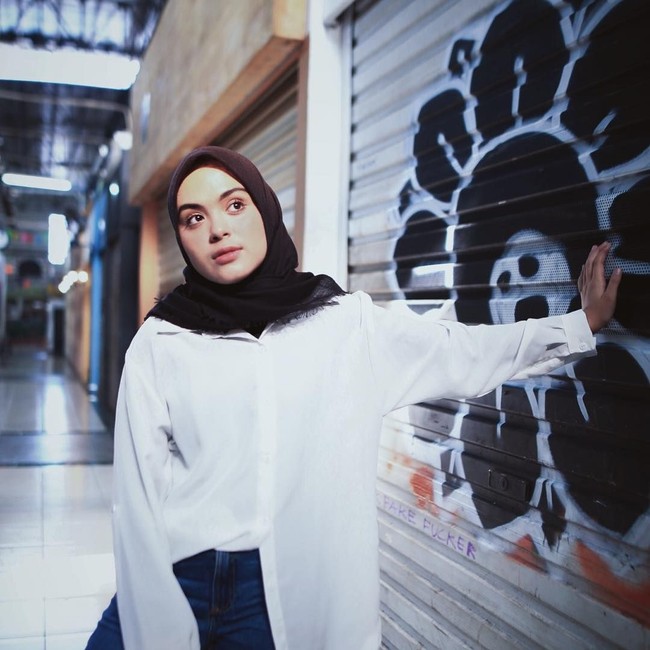 Di kesehariannya Vebby Palwinta sering memakai hijab segi empat yang dipakai secara sederhana. Ia pun sering memilih hijab segi empat polos. Foto: Instagram Vebby Palwinta