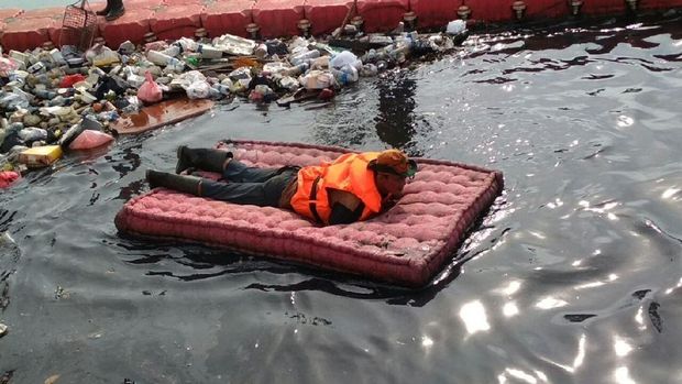 Petugas UPK prihatin warga masih buang sampah ke kali
