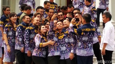 Usai Curhat di Istana Merdeka, Pengusaha Selfie Bareng Jokowi