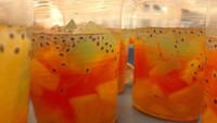 Siapa suka es buah? Es buah atau cocktail buah ini masih punya banyak penggemar. Rasanya asam segar dengan isian nanas, pepaya dan selasih. Slurpp! Foto: Ilmaka