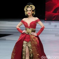 Desainer Anne Avantie memamerkan kebaya modern terbarunya di Indonesia Fashion Week 2018 dalam fashion show bertema Sekarayu Sriwedari’ yang digelar di Jakarta Convention Center, Senayan, Kamis [29/3/2018]. [Foto: Mohammad Abduh/Wolipop]