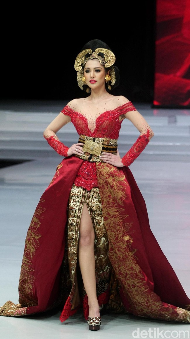 Desainer Anne Avantie memamerkan kebaya modern terbarunya di Indonesia Fashion Week 2018 dalam fashion show bertema Sekarayu Sriwedari’ yang digelar di Jakarta Convention Center, Senayan, Kamis [29/3/2018]. [Foto: Mohammad Abduh/Wolipop]