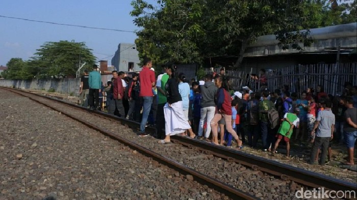 Siswa SMP Tewas Tersambar KA di Semarang
