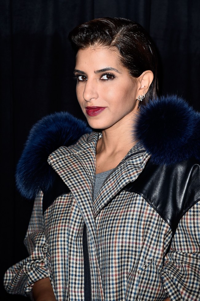 Deena Aljuhani Abdulaziz menjadi bagian dari keluarga kerajaan Arab Saudi sejak diperistri Pangeran Sultan bin Fahad bin Nasser bin Abdulaziz dari House of Saud. Gayanya yang unik membuat ia jadi ikon mode saat ini.Dikenal di industri mode sebagai fashionistas Deena pernah ditunjuk menjadi editor in chief Vogue Arabia. Foto: Getty Images