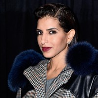 Deena Aljuhani Abdulaziz menjadi bagian dari keluarga kerajaan Arab Saudi sejak diperistri Pangeran Sultan bin Fahad bin Nasser bin Abdulaziz dari House of Saud. Gayanya yang unik membuat ia jadi ikon mode saat ini.Dikenal di industri mode sebagai fashionistas Deena pernah ditunjuk menjadi editor in chief Vogue Arabia. Foto: Getty Images