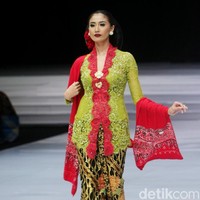 Desainer Anne Avantie memamerkan kebaya modern terbarunya di Indonesia Fashion Week 2018 dalam fashion show bertema Sekarayu Sriwedari’ yang digelar di Jakarta Convention Center, Senayan, Kamis [29/3/2018]. [Foto: Mohammad Abduh/Wolipop]