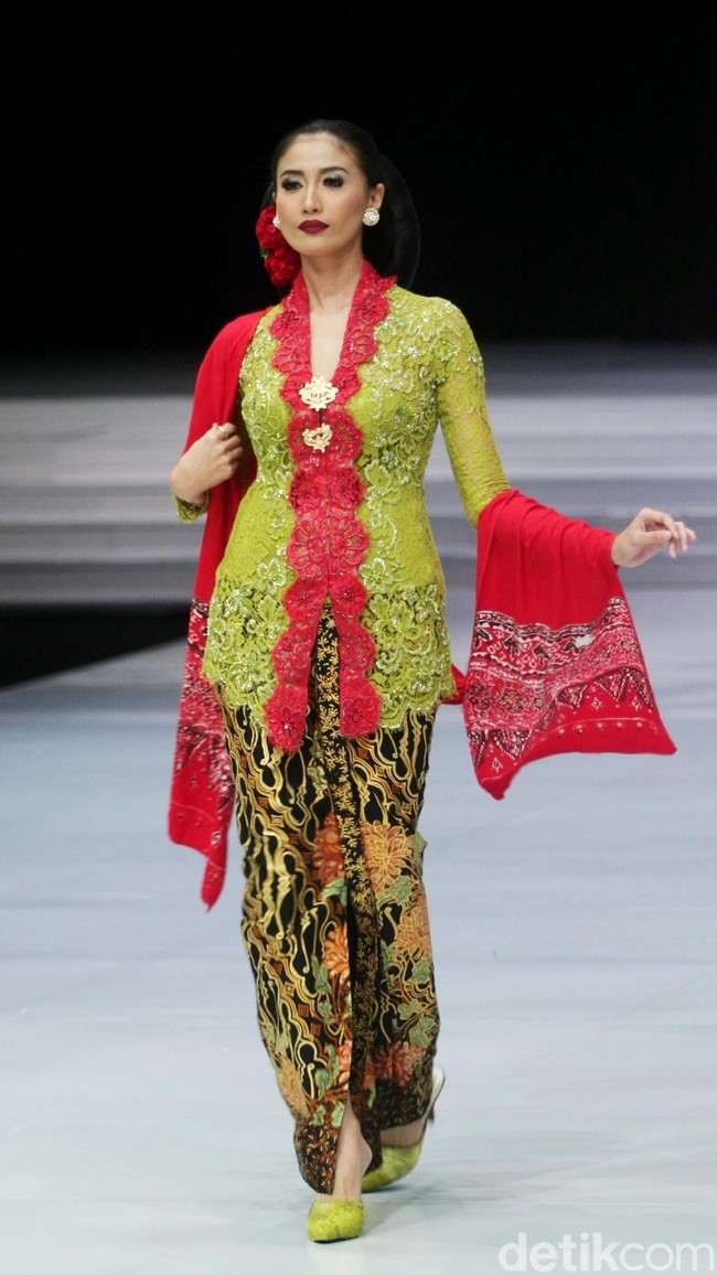 Desainer Anne Avantie memamerkan kebaya modern terbarunya di Indonesia Fashion Week 2018 dalam fashion show bertema Sekarayu Sriwedari’ yang digelar di Jakarta Convention Center, Senayan, Kamis [29/3/2018]. [Foto: Mohammad Abduh/Wolipop]