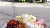 Nasi uduk dengan paduan semur tahu dan telur balado yang nikmat sangat cocok jadi pilihan sarapan. Hmm enak! Foto: Istimewa