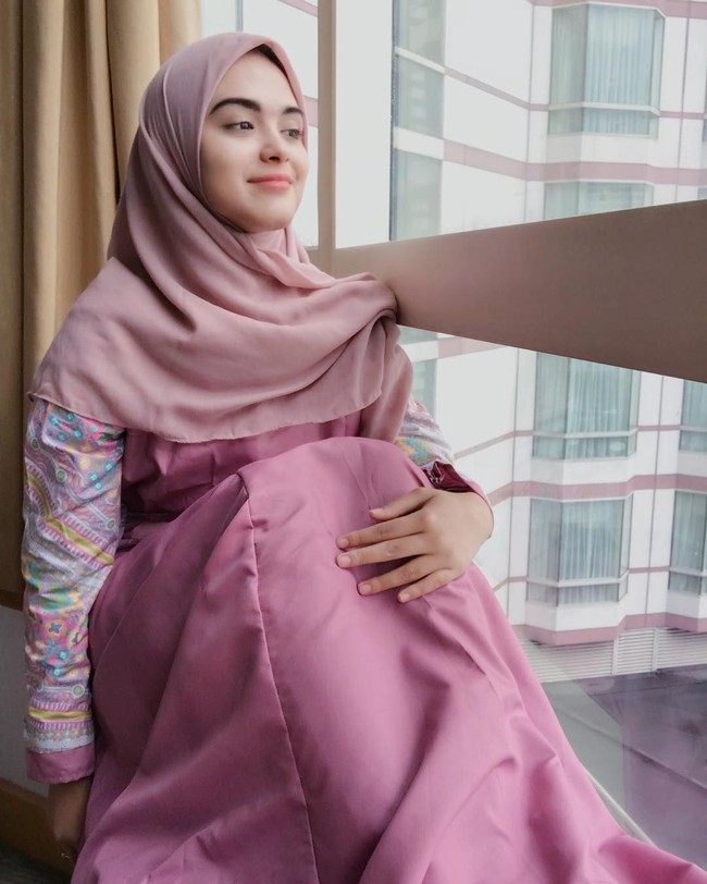 Setelah putus, penampilan Vebby Palwinta pun berubah. Keputusannya untuk berhijab mendapat sambutan baik dari netizen maupun teman-temannya. Foto: Instagram Vebby Palwinta