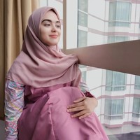 Setelah putus, penampilan Vebby Palwinta pun berubah. Keputusannya untuk berhijab mendapat sambutan baik dari netizen maupun teman-temannya. Foto: Instagram Vebby Palwinta