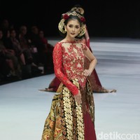 Desainer Anne Avantie memamerkan kebaya modern terbarunya di Indonesia Fashion Week 2018 dalam fashion show bertema Sekarayu Sriwedari’ yang digelar di Jakarta Convention Center, Senayan, Kamis [29/3/2018]. [Foto: Mohammad Abduh/Wolipop]